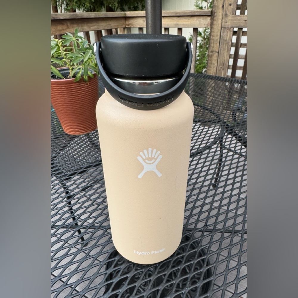 Hydro Flask 32 oz. Sandstone wide flex cap bottle